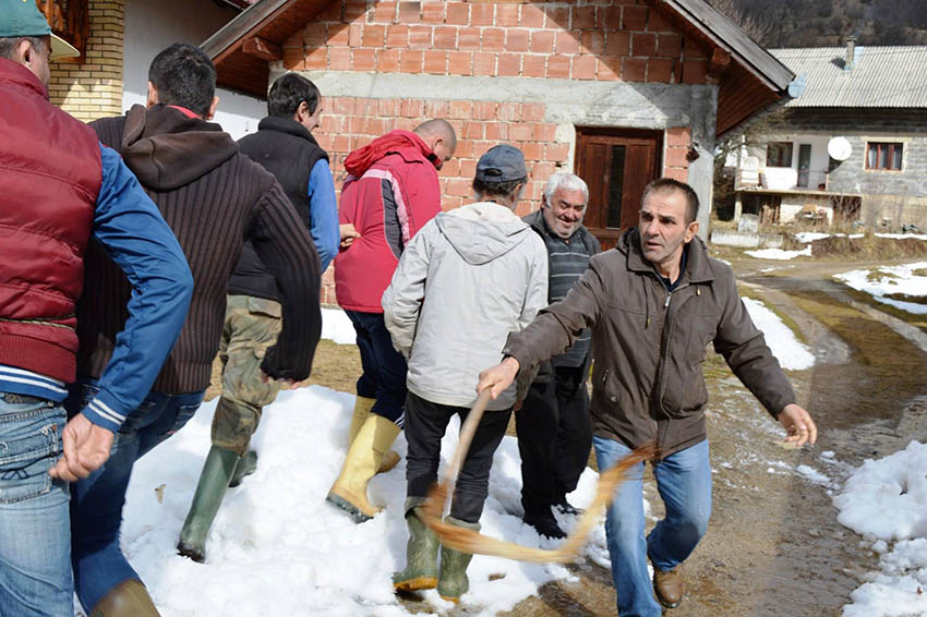U Deževicama organizirani pokladni "vukovi"