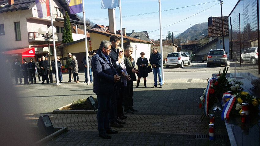 Polaganjem vijenaca i paljenjem svijeća obilježen Dušni dan