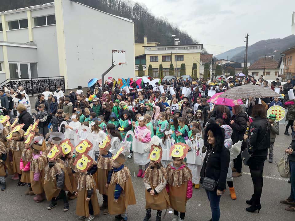 Učenici i nastavnici priredili maskenbal