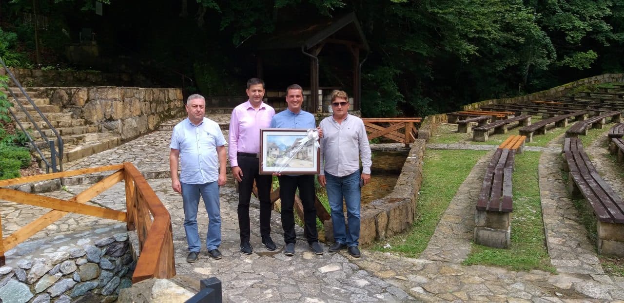 Oproštaj Pejaka, Vidovića i Miličevića s deževičkim župnikom don Marinom Marićem