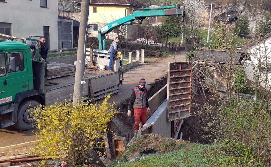 Pri kraju radovi na proširenju i uređenju pristupnog puta prema domu zdravlja
