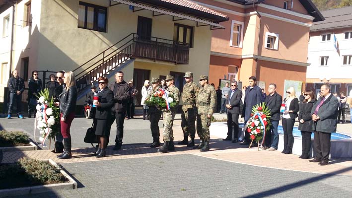 Položeni vijenci pred spomenikom poginulim braniteljima