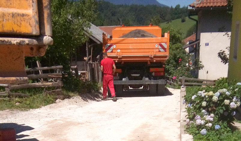 Sanacija udarnih rupa i većih oštećenja na lokalnim putovima