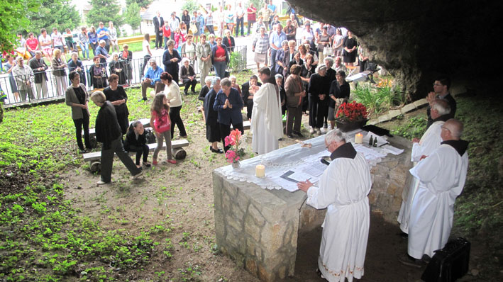 Služena sveta misa Pod špiljom