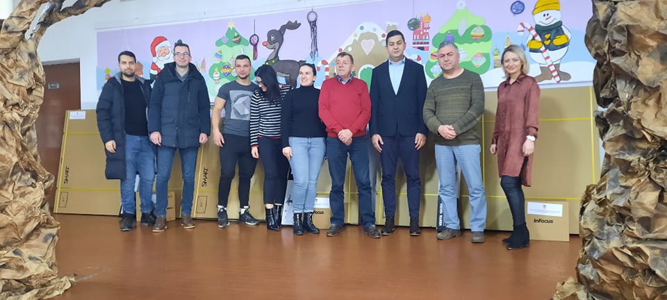 Nabavljene pametne ploče za Osnovnu i Srednju školu