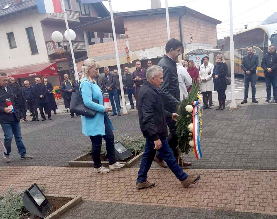 IMG d7a619ca72b0c3c3803c2b074ef198c2 V