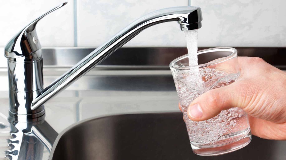 drinking-tap-water-918x516.jpg