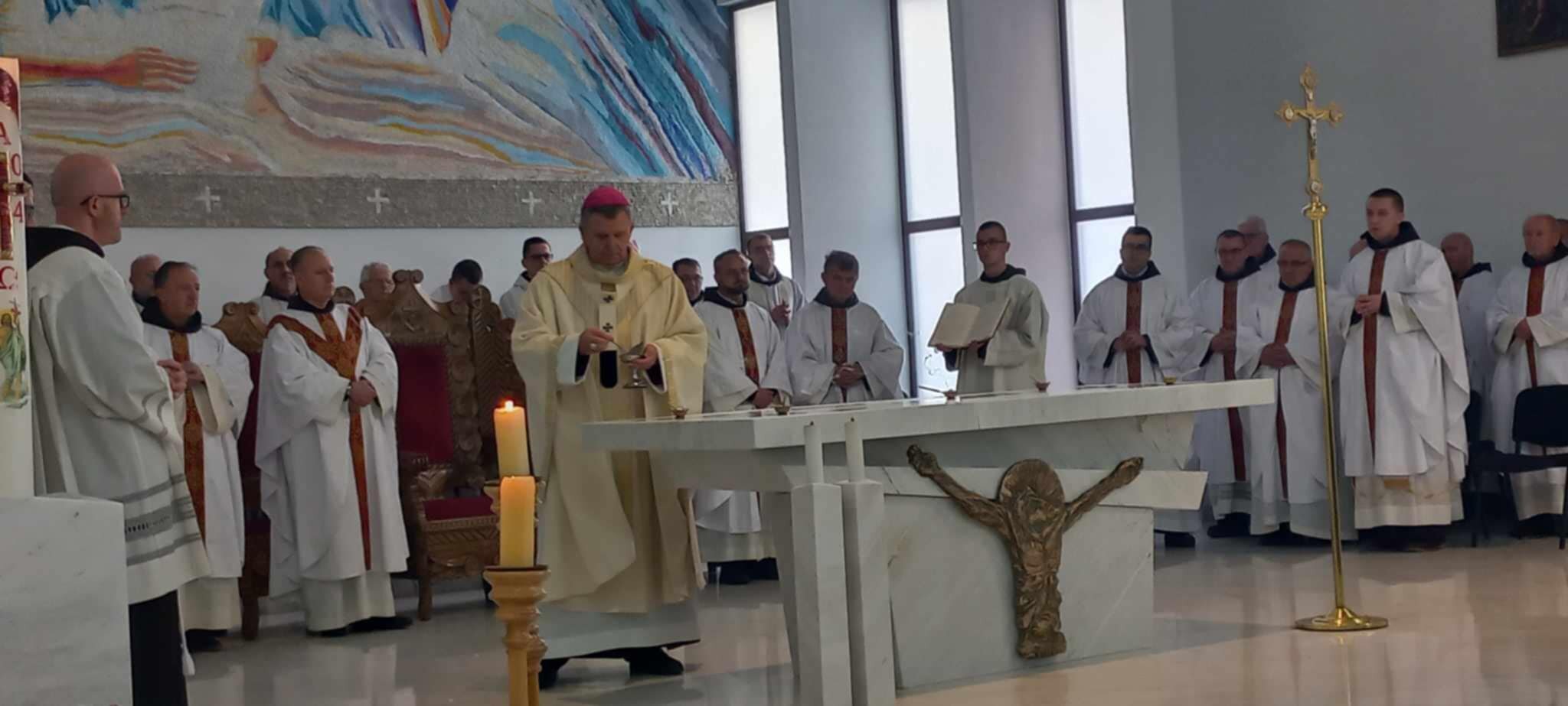 Mons. Tomo Vukšić, nadbiskup vrhbosanski i mitropolit, posvetio novi oltar i obnovljenu crkvu